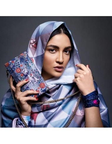 clutch-bag-at-hand-model