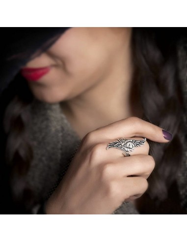 silver-adjustable-fashionable-ring-on-model