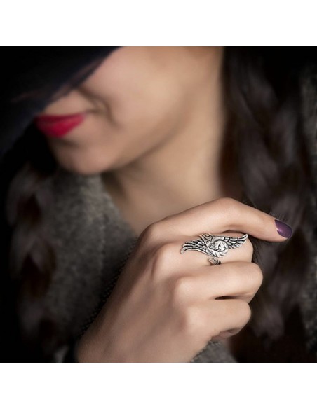 silver-adjustable-fashionable-ring-on-model