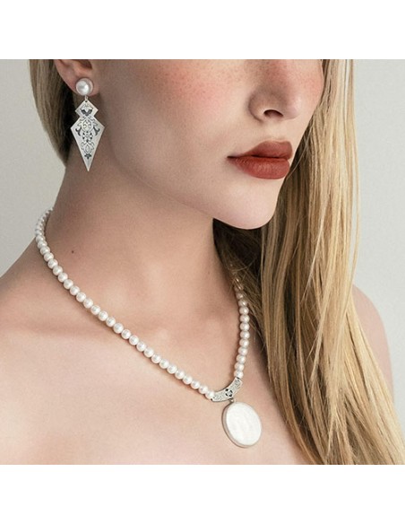 pearl-necklace-model