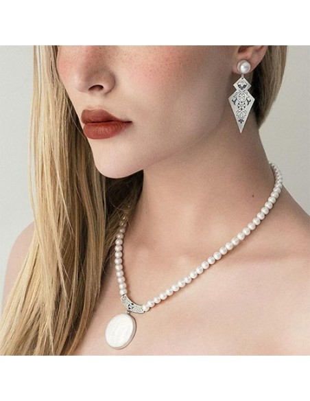 silver-stud-earrings-model