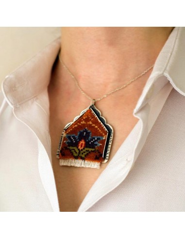 jewelrug-necklace-model