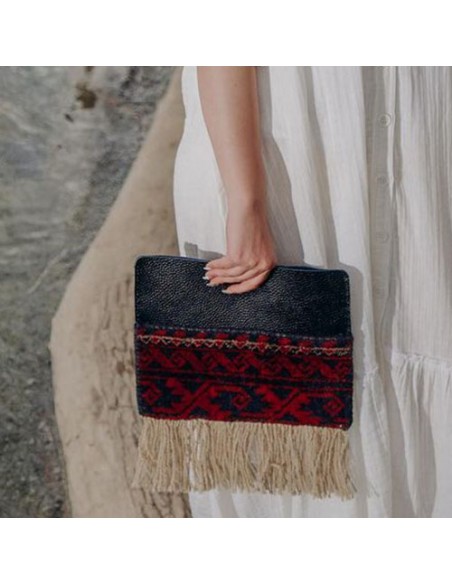 clutch-bag-with-minimal-style