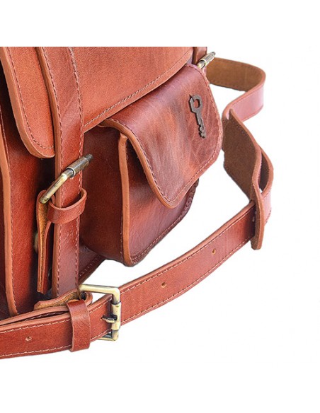 details-of-the-natural-leather-bag