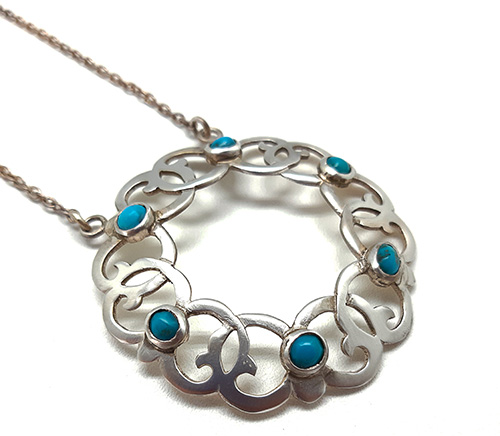 zoomed-view-turquoise-necklace
