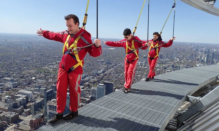  cn tower edge walk in Toronto