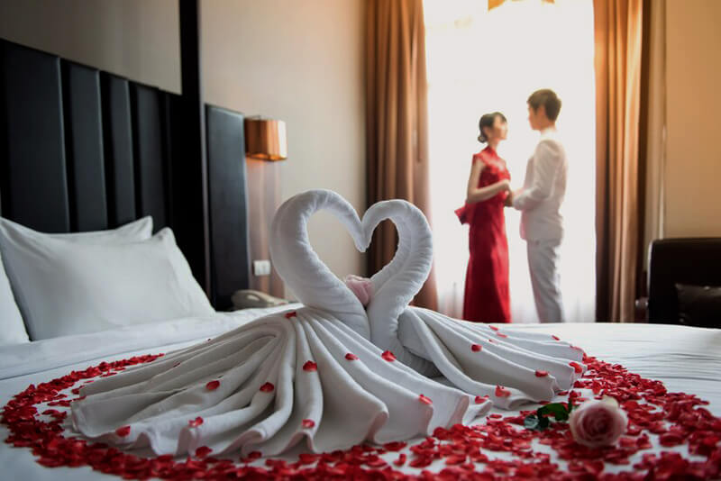 Set the Mood for Love: Romantic First Night Room Decor Ideas – TogetherV  Blog