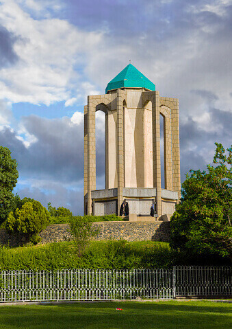 baba-taher-tomb