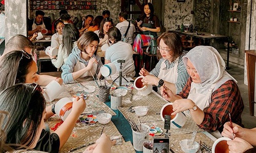 Pottery Studio: A Joyful Ceramics Class